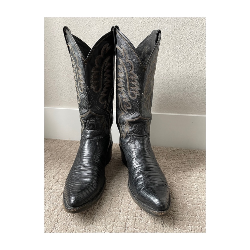 Black Justin’s cowboy boots